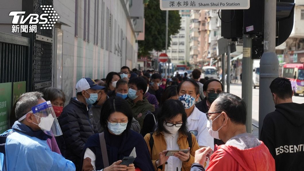 香港面對瀕臨失控的第五波新冠疫情（圖／達志影像路透社） 疫情瀕臨失控！港府擬強制按身分證「3次全民檢測」