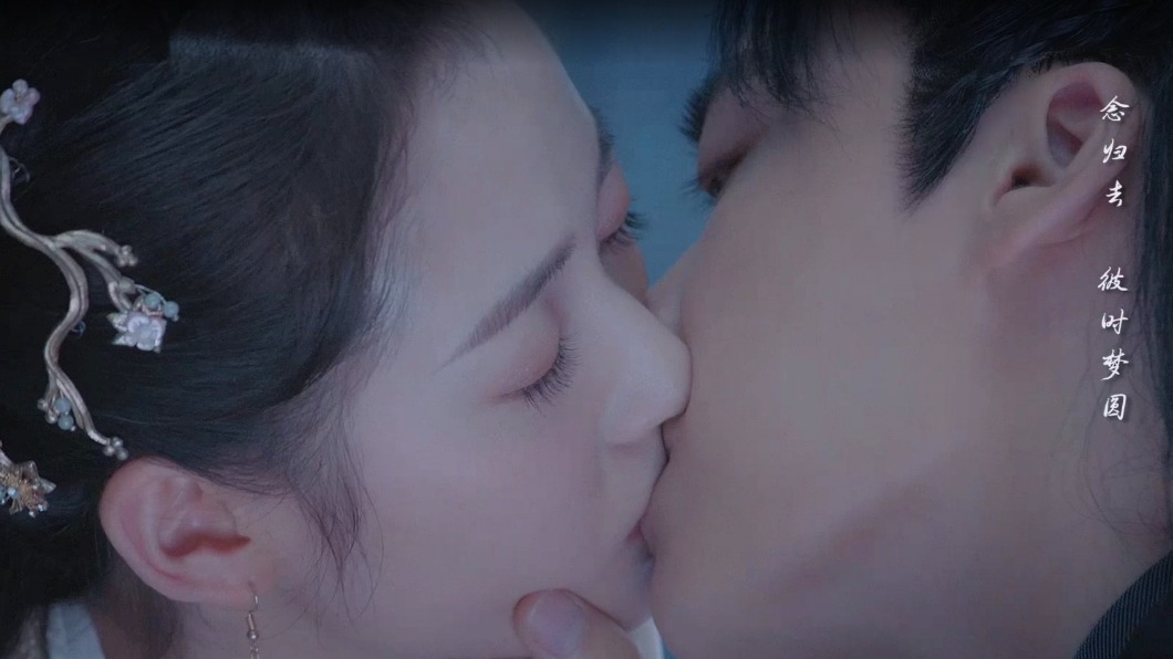 李易峰與陳鈺琪在奇幻仙俠劇《鏡·雙城》裡有精彩吻戲。（圖／myVideo提供）