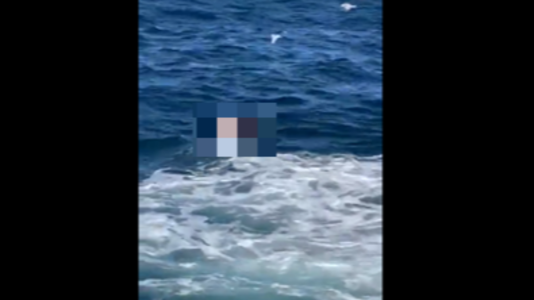 泳客在小灣海灘游泳時，慘遭鯊魚咬死。（圖／翻攝自@SAUNCUT1推特）