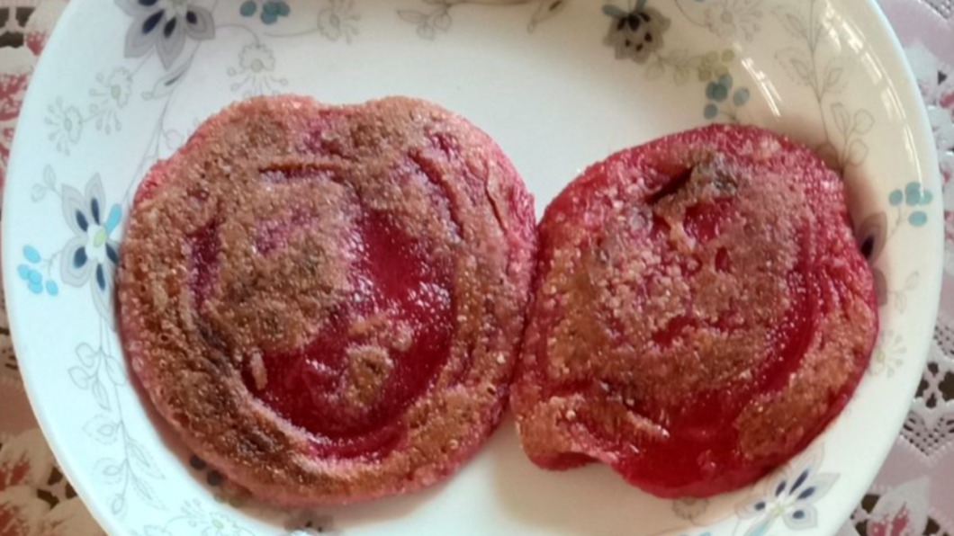 拜拜時少不了紅龜粿增添喜慶。（圖／翻攝自臉書社團《家常菜》）