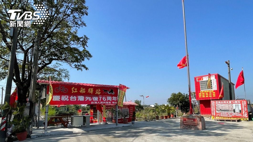 台南新營一座天后宮高掛五星旗。（圖／中央社）