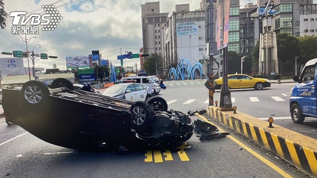 桃園市今(17日)上午發生一起自撞分隔島事故，有一輛自小客車四輪翻肚橫躺路中。(圖／TVBS)