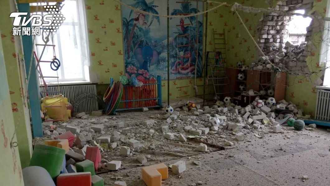 盧甘斯克一所幼稚園教室牆上有遭砲彈擊穿的痕跡。（圖／達志影像路透社）