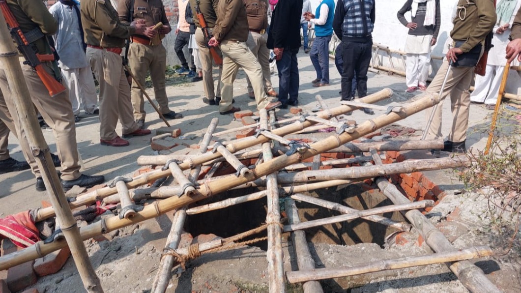 事發現場在救援結束後，已將大量竹架擋住井口，避免有人意外墜井。（圖／翻攝自Bengal Newz (India) 推特 @BengalNewzIndia）