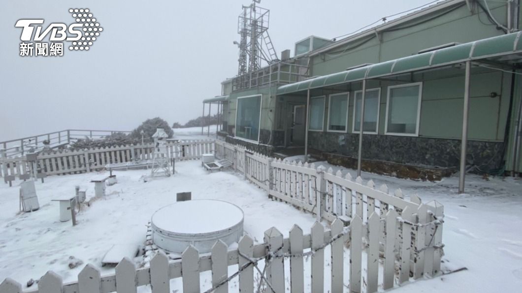 玉山連續降雪16小時，積雪達1.5公分。（圖／氣象局提供）