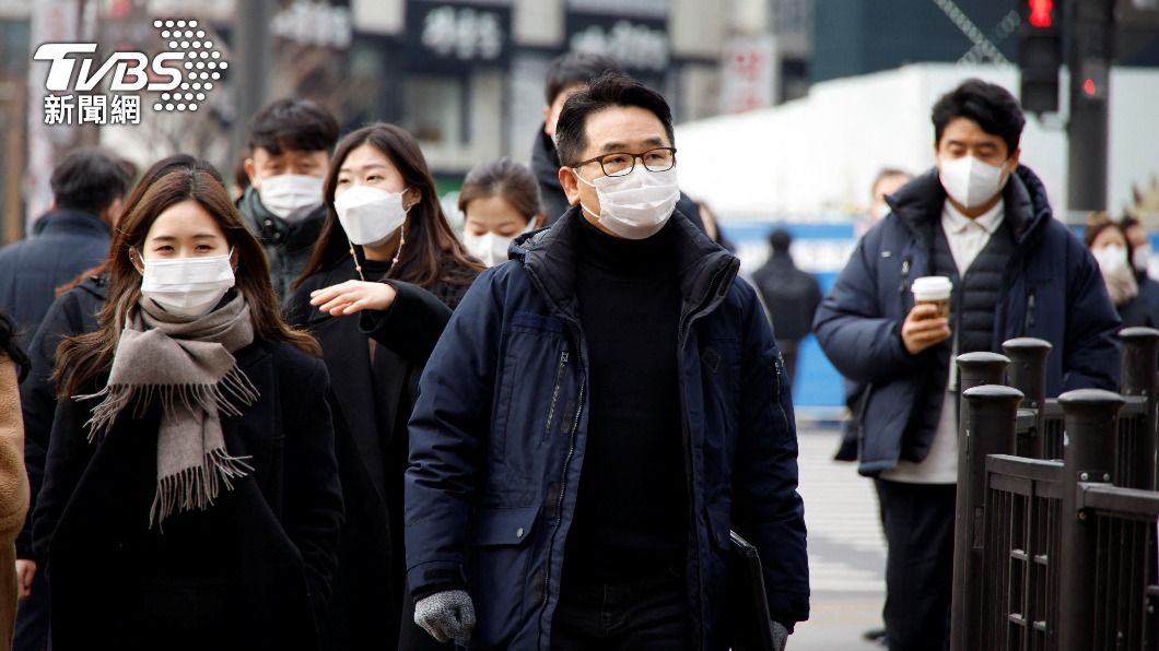 南韓國內今日確診衝破10萬，不過政府已開始鬆綁部分防疫措施。（圖／達志影像路透社）