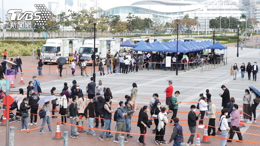 圖為香港民眾排隊等待篩檢。（圖／中央社）