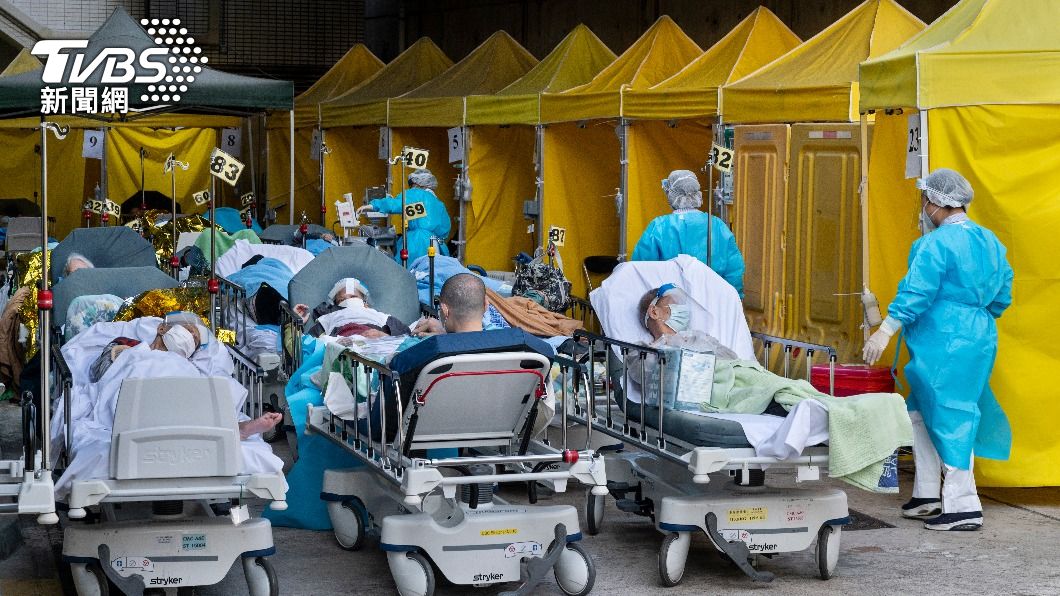 院內床位爆滿，許多患者被暫時安置在院外分流區等待。（圖／達志影像歐新社）