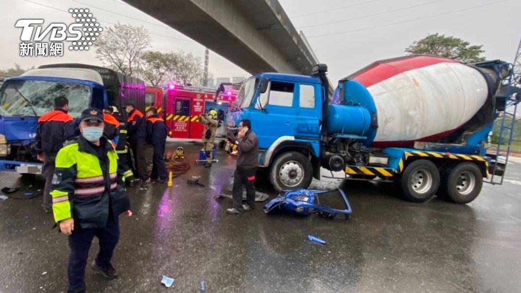 高雄今早（18日）發生一起預拌混凝土車與小貨車對撞的事故。（圖／TVBS）
