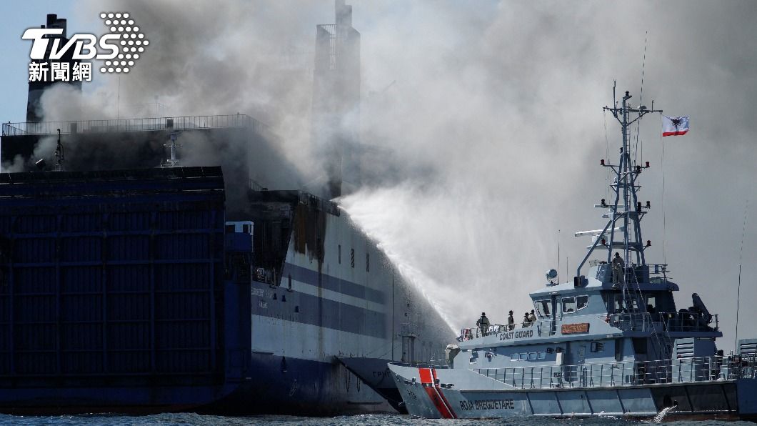 一艘載有超過300人的義大利汽車渡輪在地中海突然發生火警，不斷竄出濃煙。（圖／達志影像路透社）