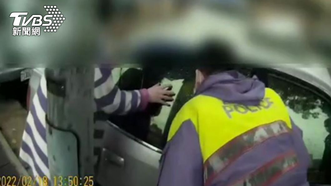 2歲女童受困車內。（圖／TVBS）