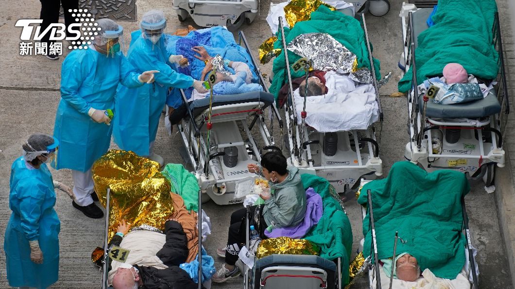香港今稱約7千例確診，無數患者露宿醫院外頭。（圖／達志影像美聯社）