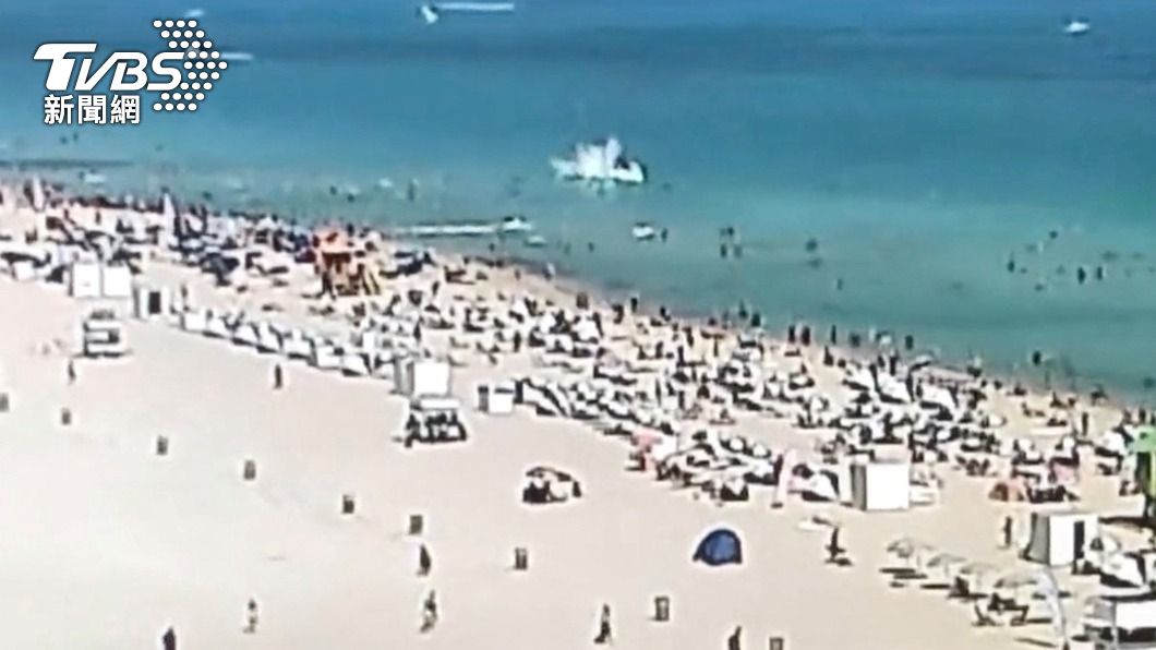 直升機墜海瞬間濺起超大水花，沙灘上及海上多名乘客目擊此景。（圖／達志影像美聯社）