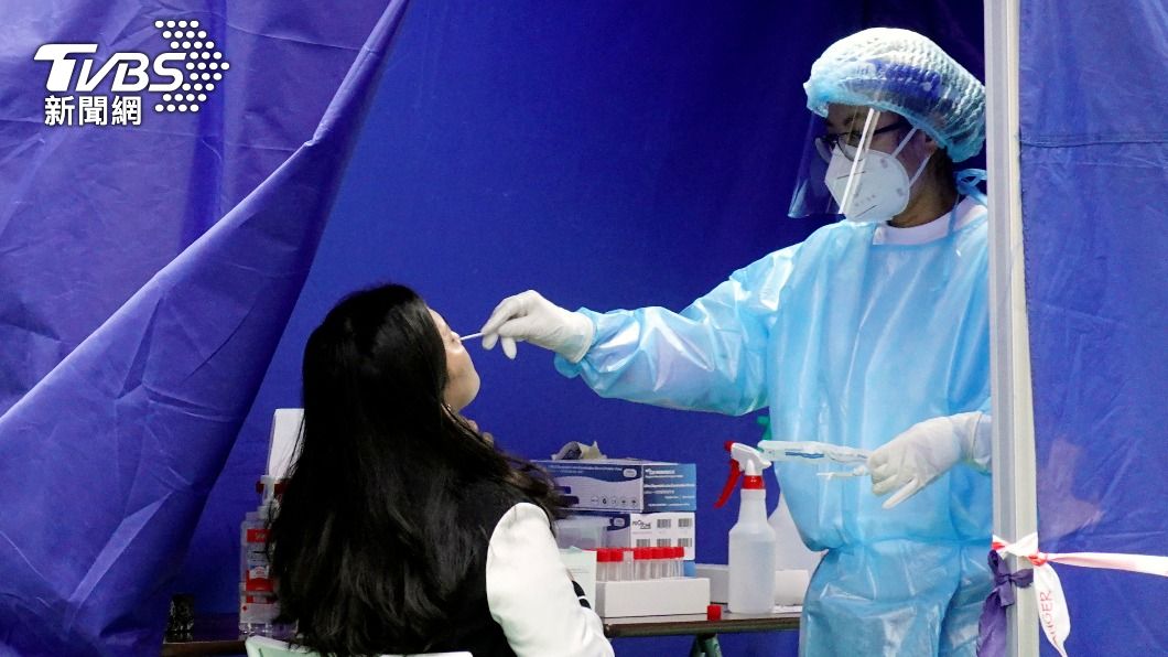 新冠肺炎疫情嚴峻，近一週香港的確診患者數以千計。（圖／達志影像路透社）