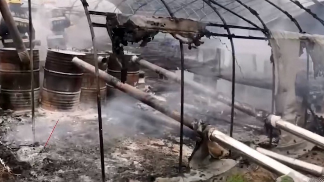 大陸浙江有處鴨棚發生了損失相當慘重的火災。（圖／翻攝自荔枝新聞微博）