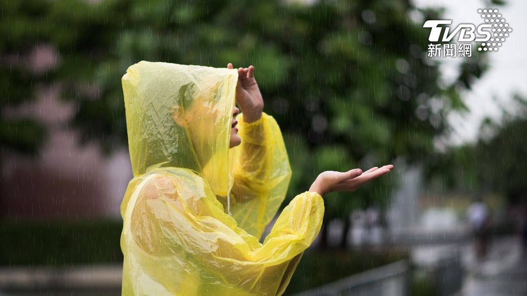 許多人穿過一次輕便雨衣後即會丟棄。（示意圖／shutterstock達志影像）