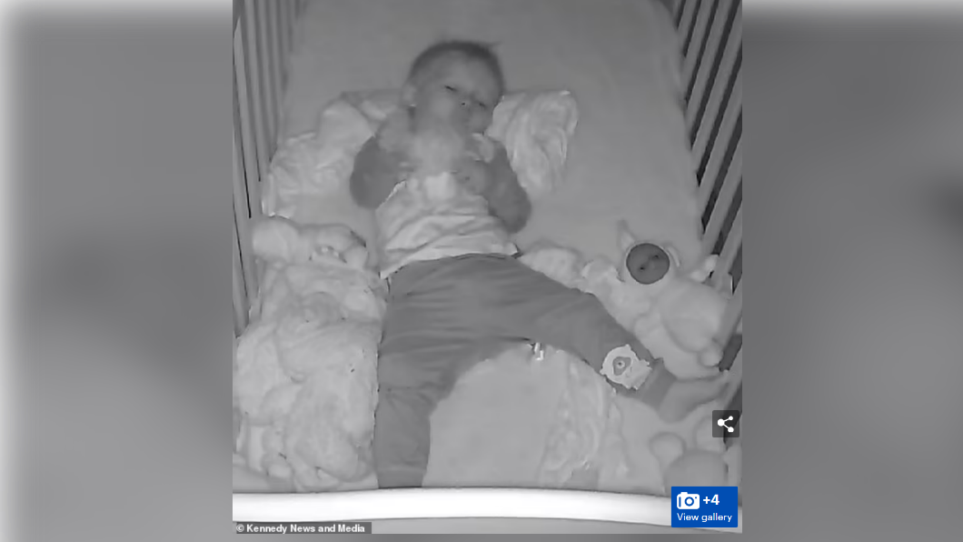 蘇格蘭兩歲男童半夜突然驚慌大哭，持續好幾個星期。男童媽媽後來才驚覺，寶寶監視器竟傳出陌生人的噓聲。（圖／翻攝自Dailymail）