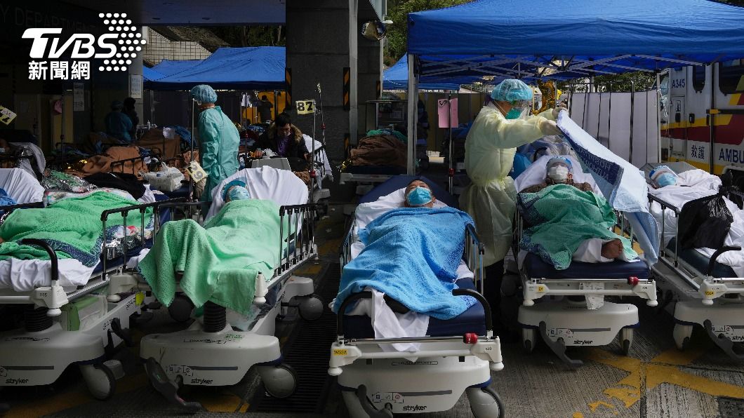 香港醫院病床爆滿，上週五（18）曾出現大量患者躺戶外等入院的情形。（圖／達志影像美聯社）