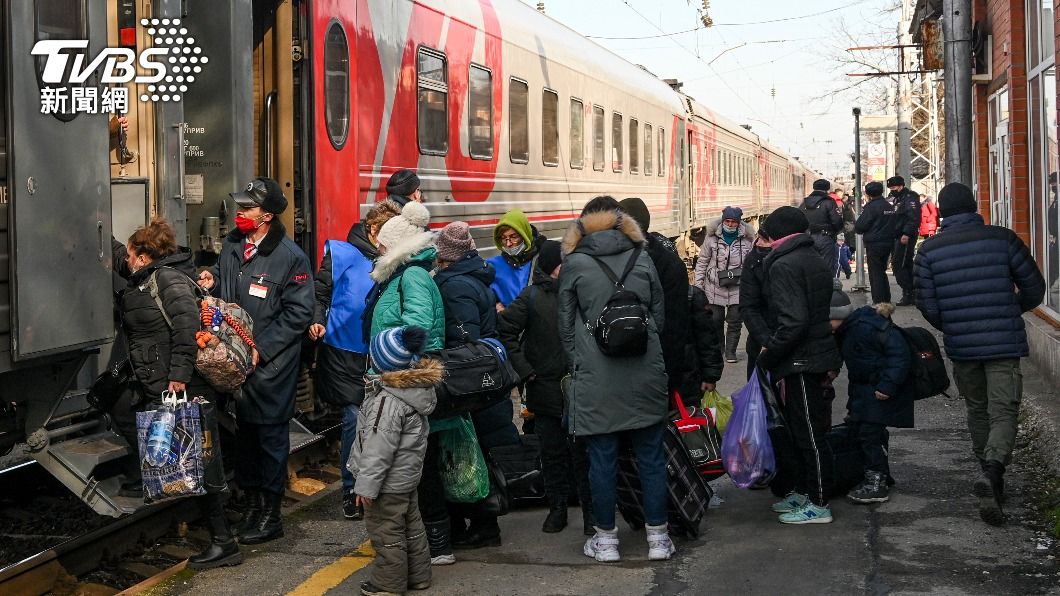 許多頓巴斯居民搭乘火車前往俄羅斯。（圖／達志影像美聯社）