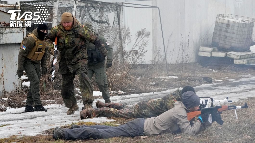 烏克蘭長者們積極參加軍事訓練。（圖／達志影像美聯社）