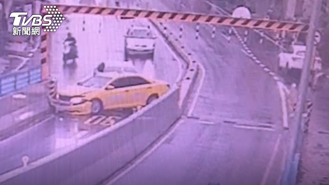 今（21日）在台南發生一起計程車自撞長榮鋼便橋口的交通事故。（圖／TVBS） 小黃自撞台南長榮鋼便橋　車體歪斜打橫塞爆路口