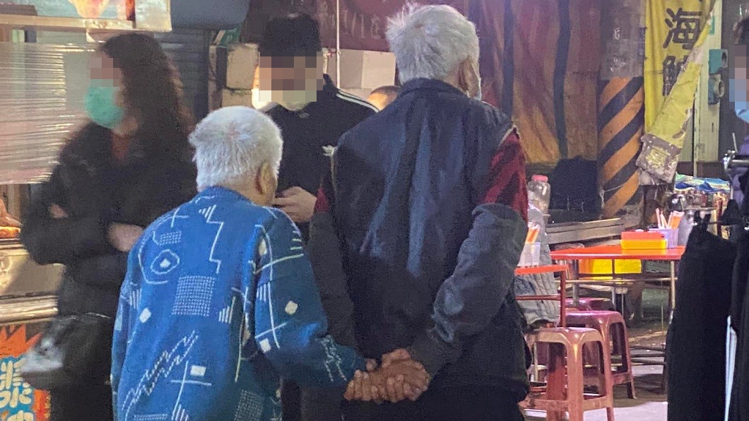 有網友分享日前逛街時看到老爺爺緊緊牽著老奶奶的手。（圖／翻攝自爆廢公社公開版）