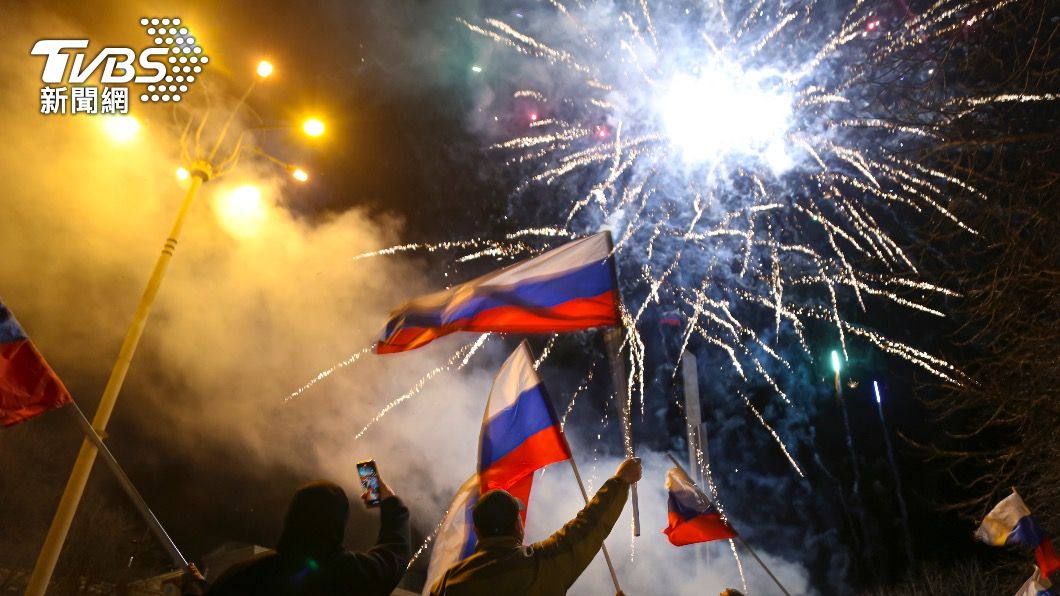 俄國承認獨立地位，頓內茨克人民揮舞旗幟慶祝。（圖／達志影像美聯社）