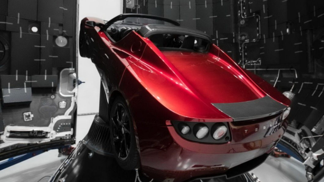 特斯拉Roadster被天文學家認為只是一塊比較昂貴的太空垃圾而已。（圖片來源/ Tesla） 全宇宙跑最久的車！行駛32億公里　天文學家：太空垃圾