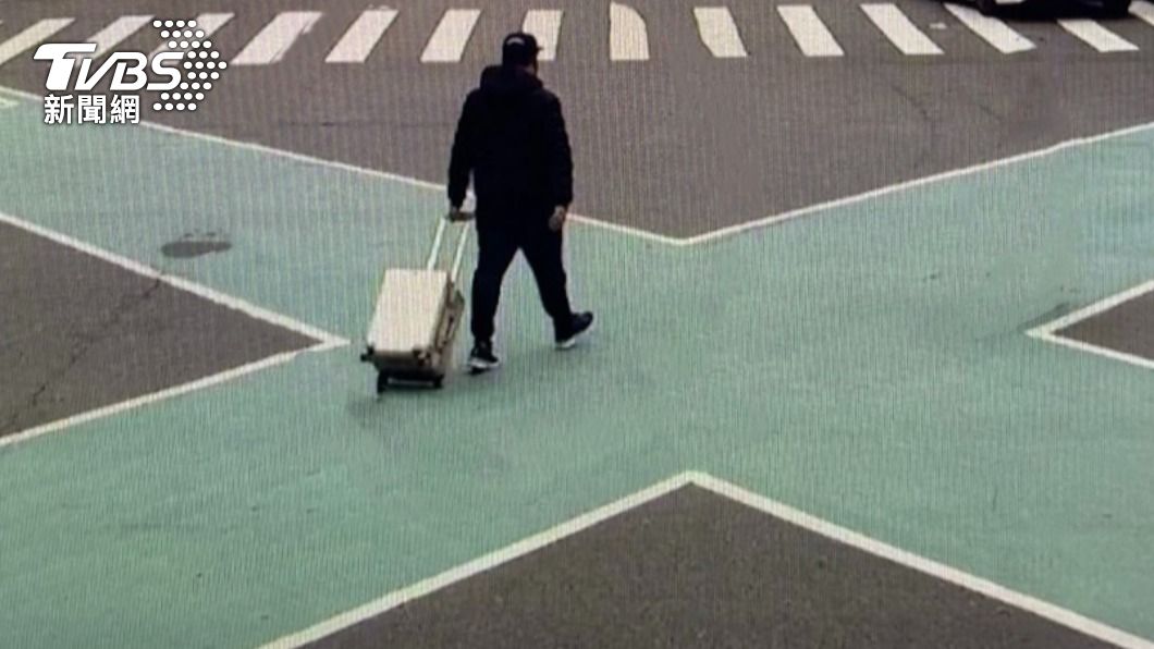 犯嫌拖著行李箱去搭高鐵。（圖／TVBS）