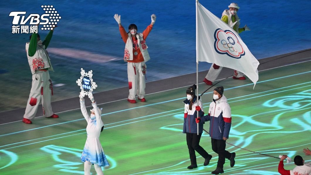 台灣代表團開幕式，由黃郁婷與何秉睿舉著中華奧會會旗進場。（圖／達志影像美聯社）