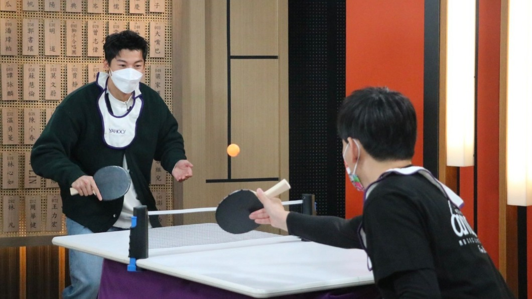 許光漢在節目中和黃子佼PK桌球。（圖／Yahoo TV提供）