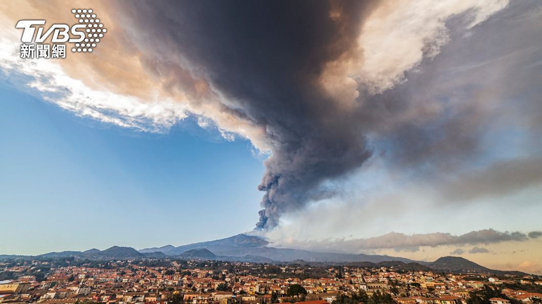 義埃特納火山再度爆發，灰煙竄升10公里高。（圖／達志影像美聯社）