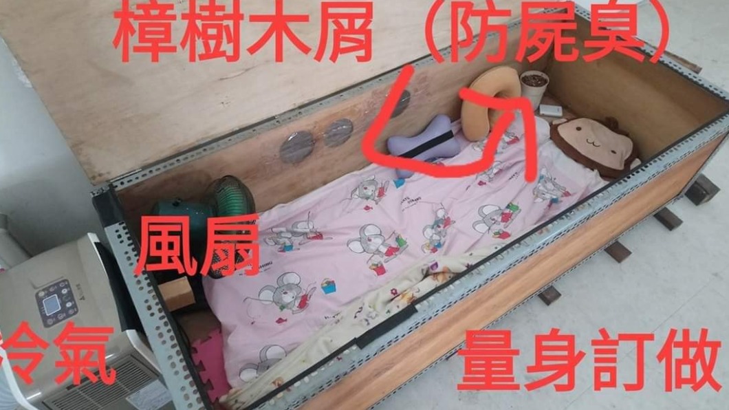 賴男表示自己已經睡了10年「木箱床」。（圖／翻攝自臉書社團「爆怨公社」）