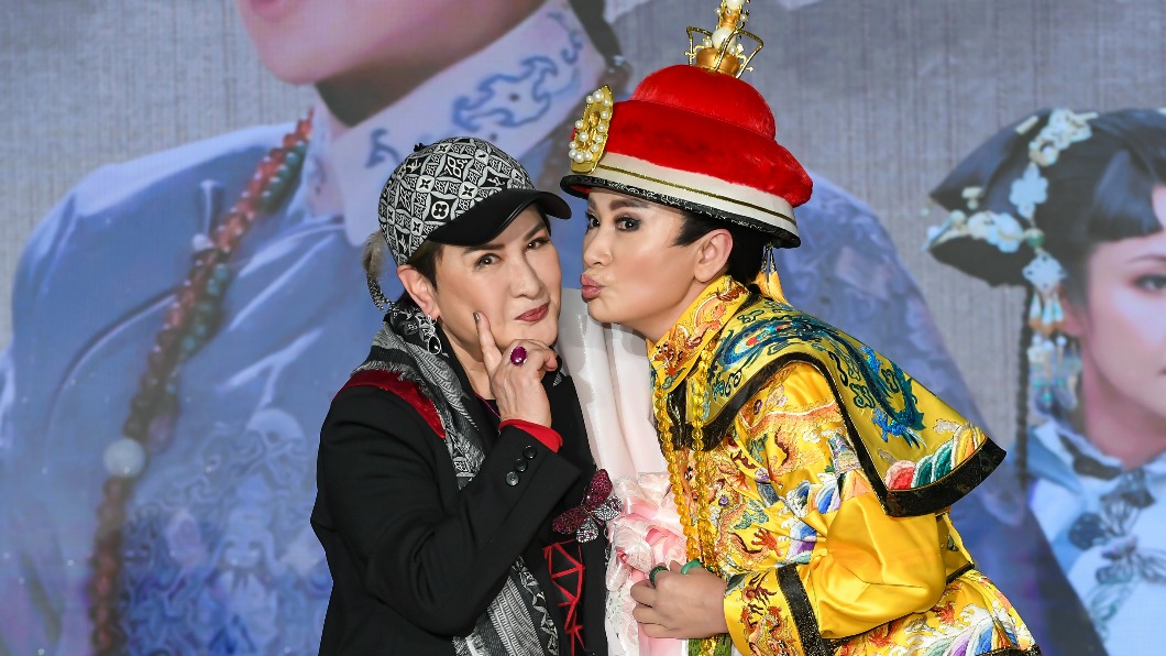 陳亞蘭（右）在記者會上飛吻恩師楊麗花。（圖／欣湉國際提供）
