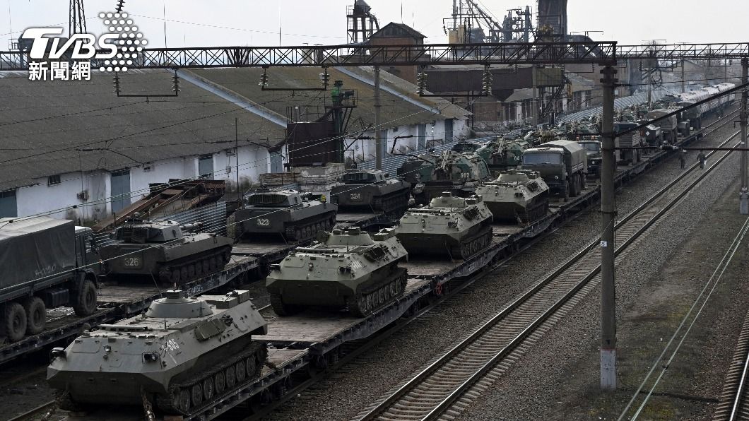 俄羅斯戰車在烏克蘭邊境附近鐵路集結。（圖／達志影像美聯社）