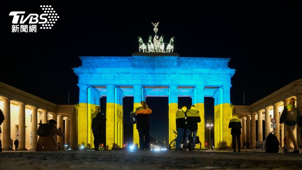 德國在布蘭登堡大門外牆上投射烏克蘭國旗的藍黃色表達聲援。（圖／達志影像美聯社）