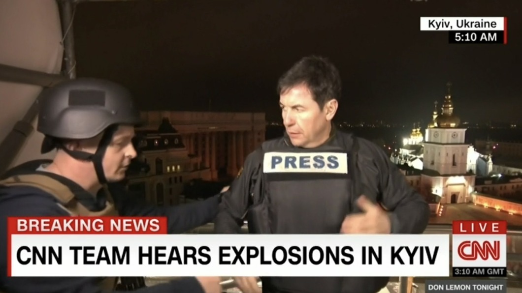 CNN特派記者轉播途中聽到現場爆炸聲響，立即換上防彈背心。（圖／翻攝自Anthony Segaert 推特 @anthonysegaert）