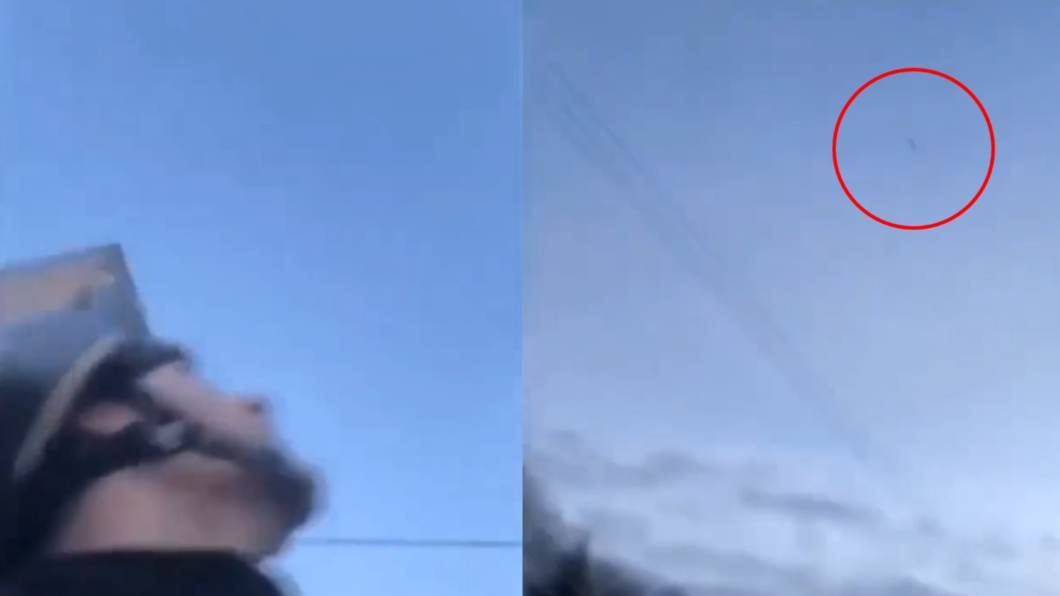 澳洲駐烏克蘭的記者進行報導時，突然有導彈飛過頭頂。（圖／翻攝自推特@Anne__Boonchuy）
