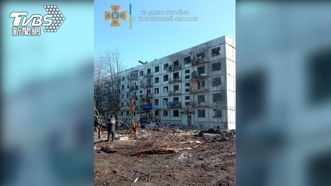 烏克蘭東部哈爾科夫（Kharkiv）一棟公寓遭砲火破壞後，外牆毀損。（圖／達志影像路透）
