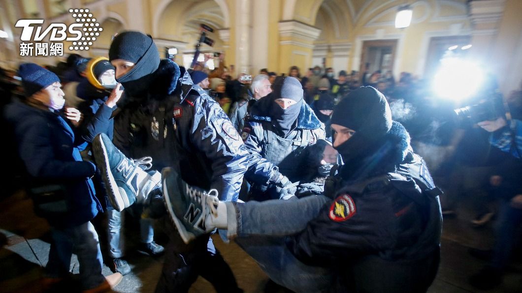 俄羅斯鎮暴警察逮捕抗議民眾。（圖／達志影像路透社）