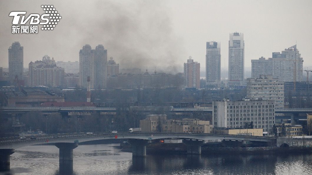 位於基輔的烏克蘭國防部冒出陣陣黑煙。（圖／達志影像路透社）