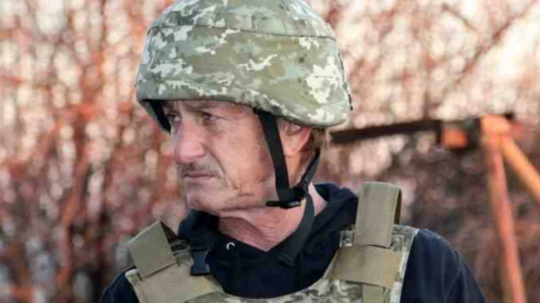 奧斯卡影帝西恩潘親赴烏克蘭拍攝有關俄羅斯入侵的紀錄片。 （圖／翻攝自看電影微博）