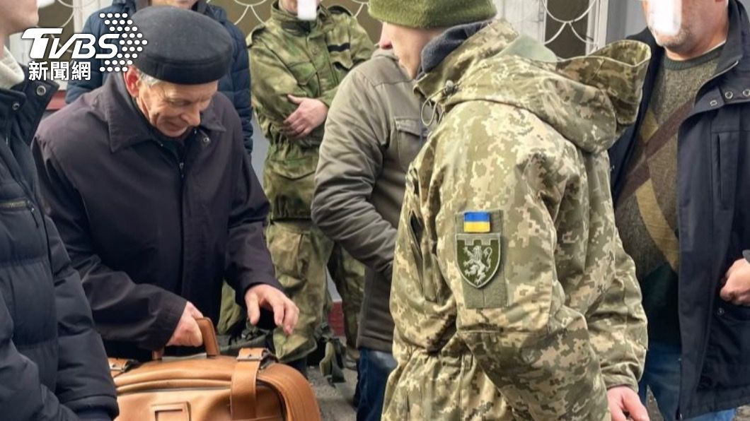 烏克蘭8旬老翁自願報名參軍。（圖／翻攝@KatyaYushchenko Twitter）