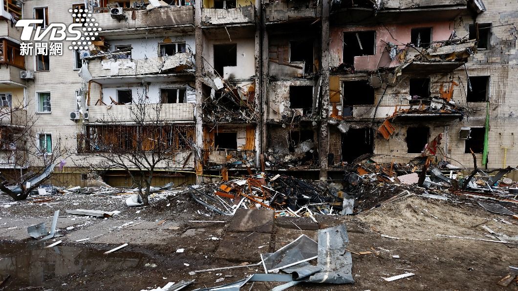 烏克蘭一棟公寓大樓遭跑彈攻擊炸毀。（圖／達志影像路透社）