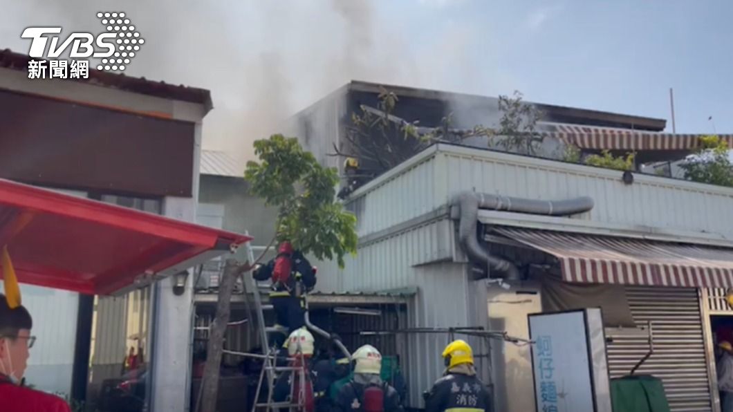 嘉義市民宅火警，火勢延燒4戶人家。（圖／TVBS）