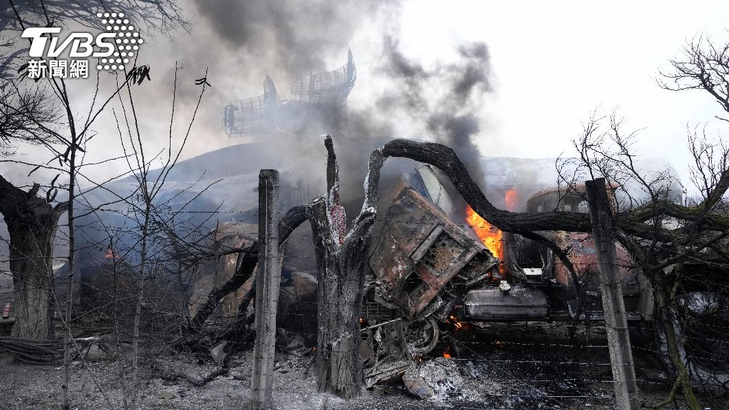 烏克蘭一處軍事設施被炸毀。（圖／達志影像美聯社）