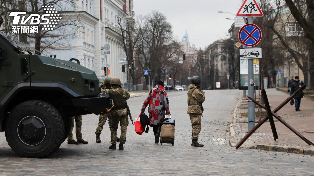 烏克蘭軍隊在基輔街頭駐守。（圖／達志影像路透社）