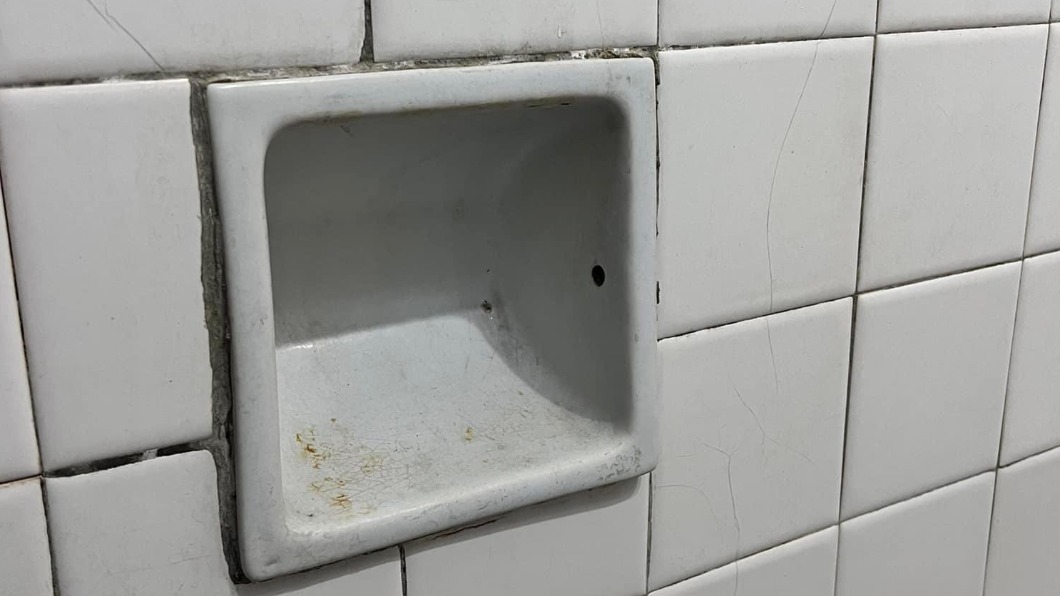 老房子浴室牆壁發現神秘小凹槽。（圖／翻攝自爆廢公社臉書）