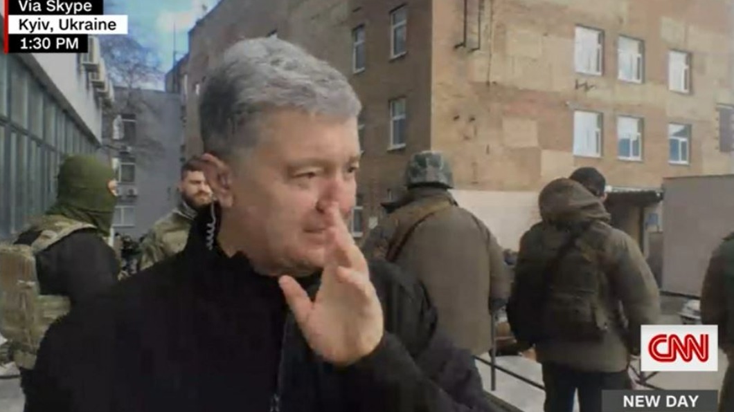 烏克蘭前總統波洛申科持步槍上街。（圖／翻攝自CNN）