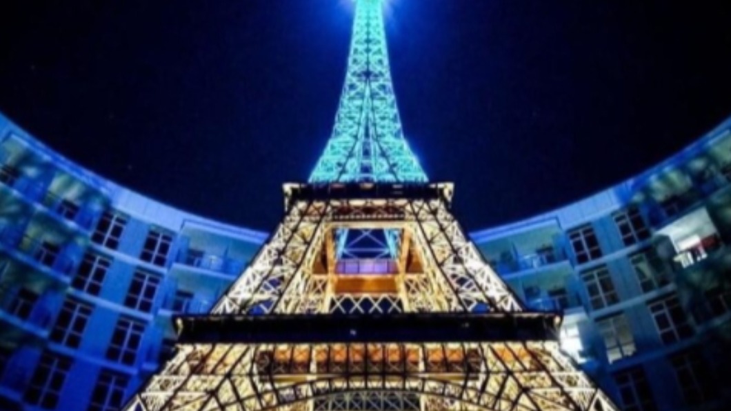 法國首都巴黎的知名地標艾菲爾鐵塔打上烏克蘭國旗藍黃兩色燈光，以表達支持。（圖／翻攝自推特）